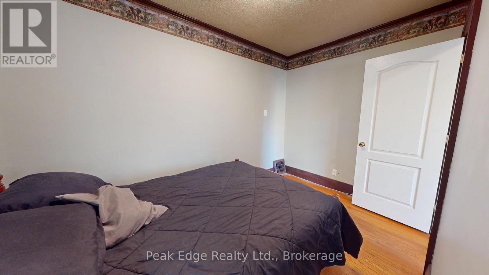 477 12th Avenue, Hanover, Ontario N4N 2V1 - Photo 14 - X12523874