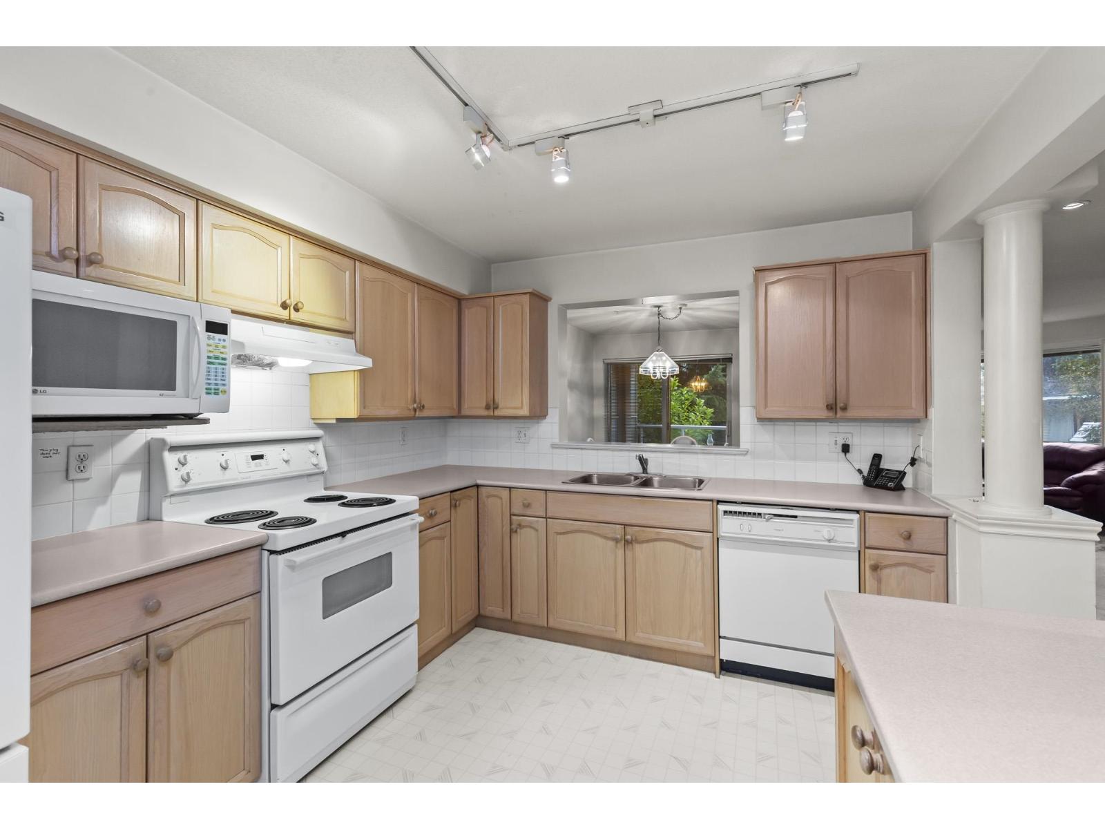 208 2575 Ware Street, Abbotsford, British Columbia  V2S 3E2 - Photo 3 - R3065710