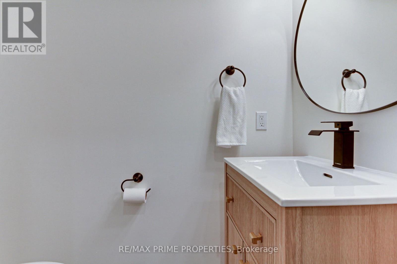 39 Scotia Road, Georgina, Ontario L0E 1R0 - Photo 12 - N12390439