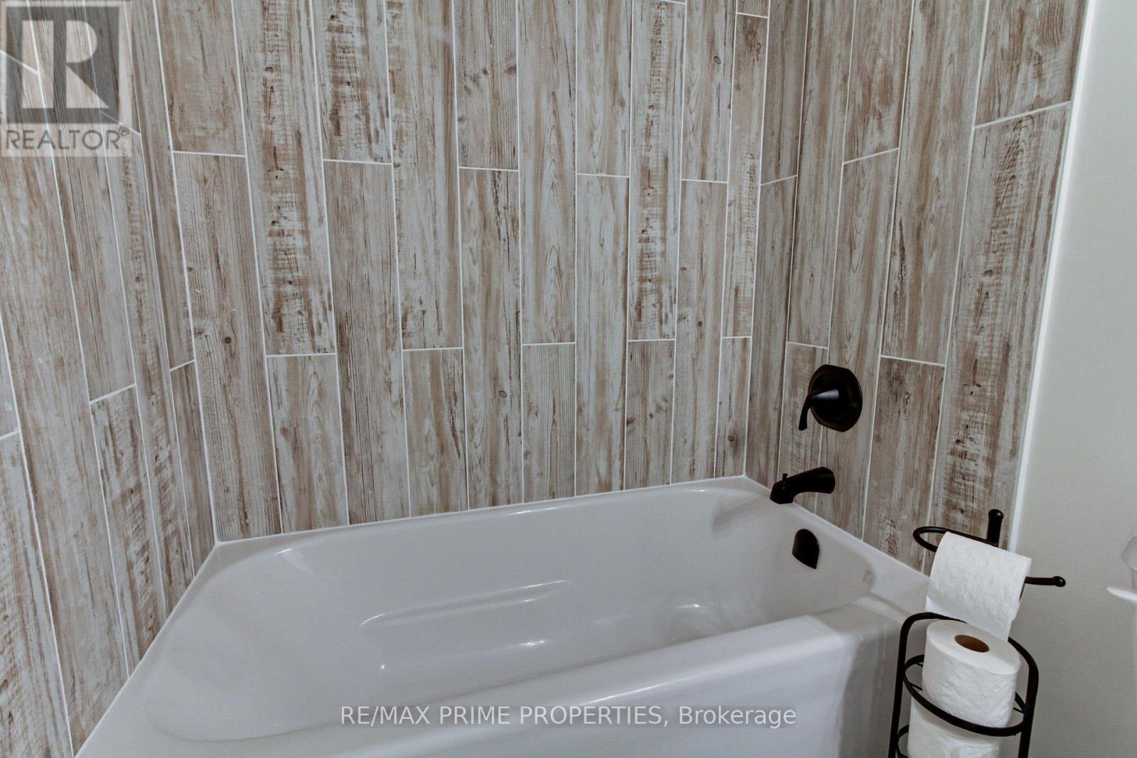 39 Scotia Road, Georgina, Ontario L0E 1R0 - Photo 22 - N12390439