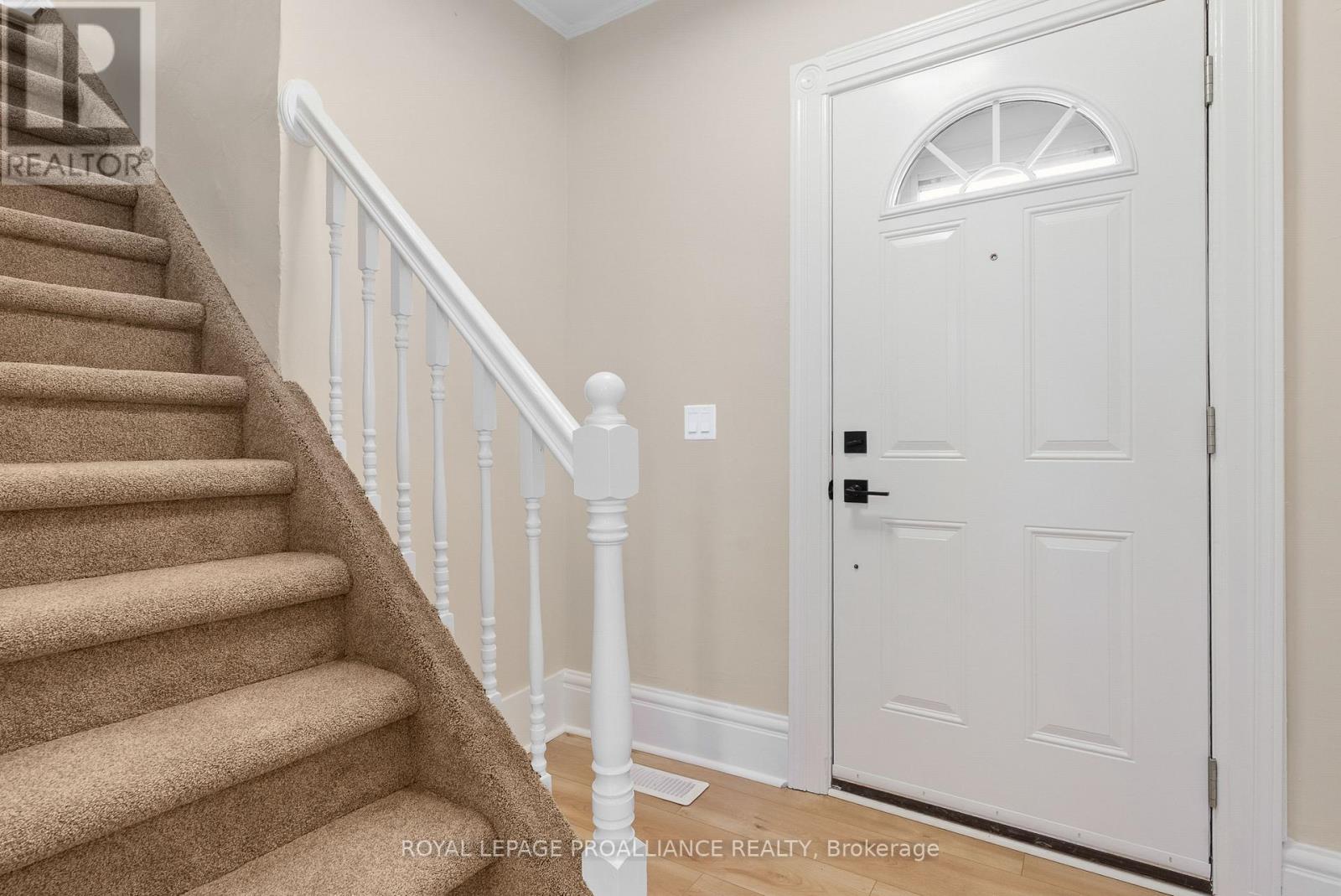 97 Donald Street S, Belleville, Ontario K8P 2J6 - Photo 4 - X12523940