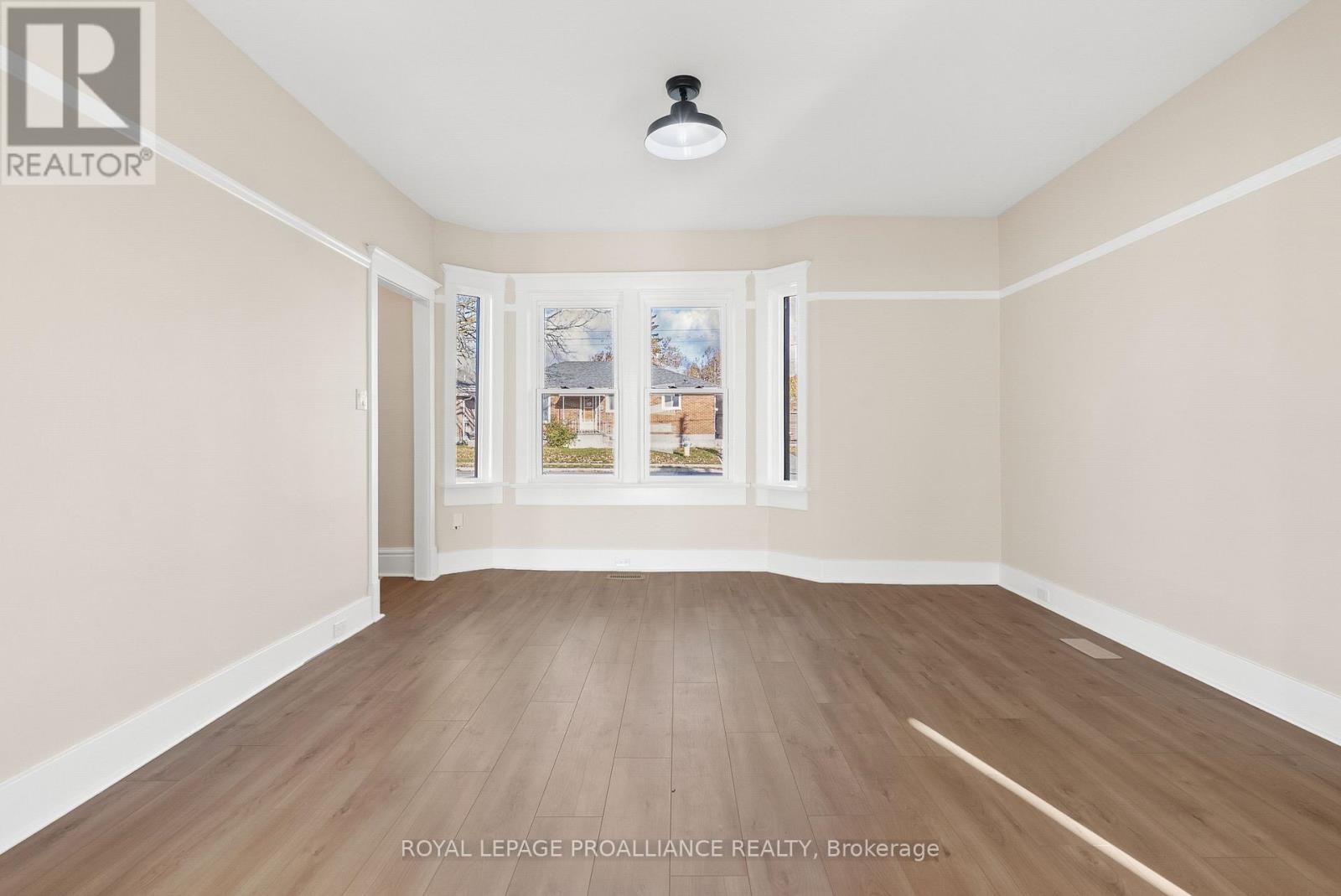 97 Donald Street S, Belleville, Ontario K8P 2J6 - Photo 7 - X12523940