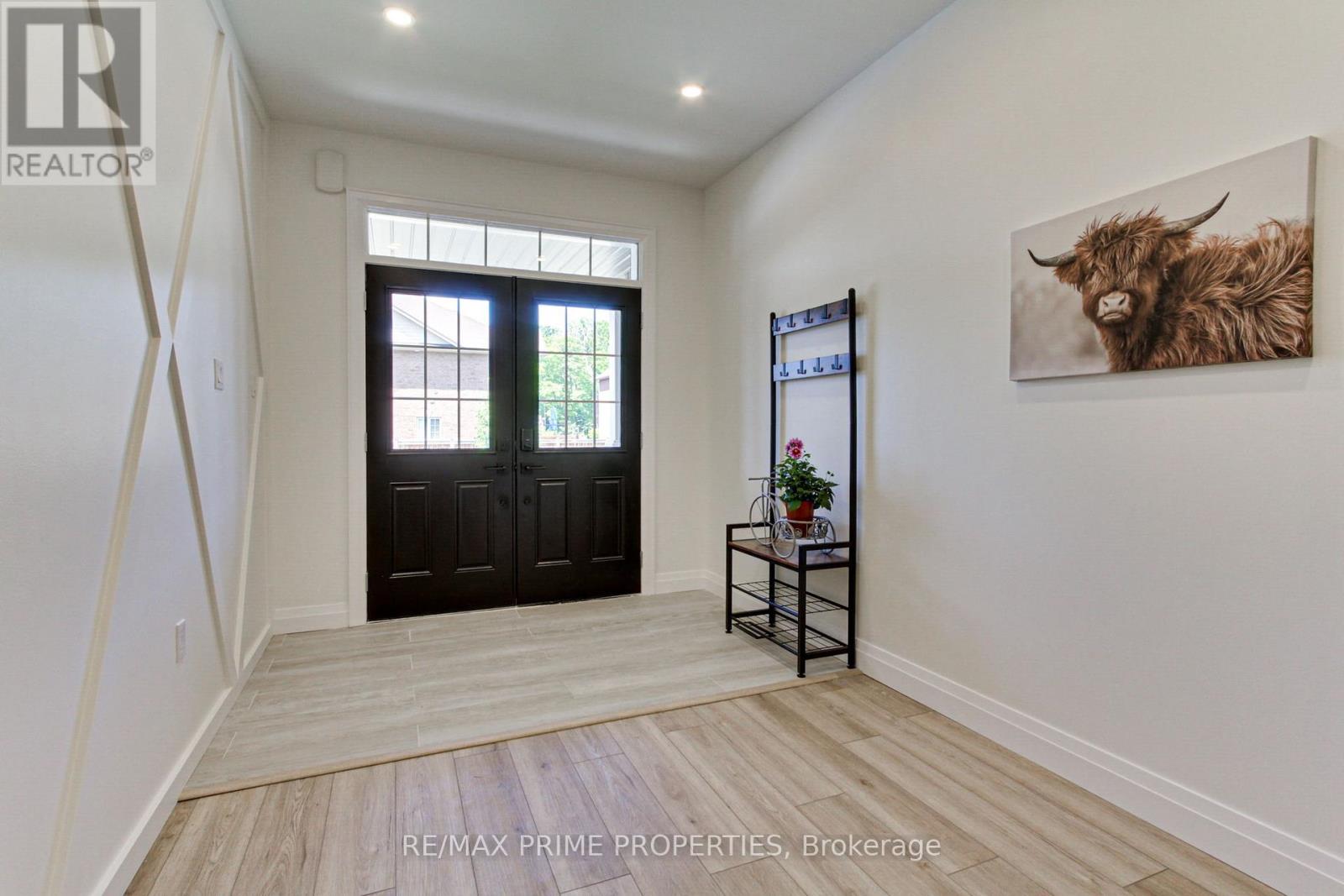 39 Scotia Road, Georgina, Ontario L0E 1R0 - Photo 3 - N12390439