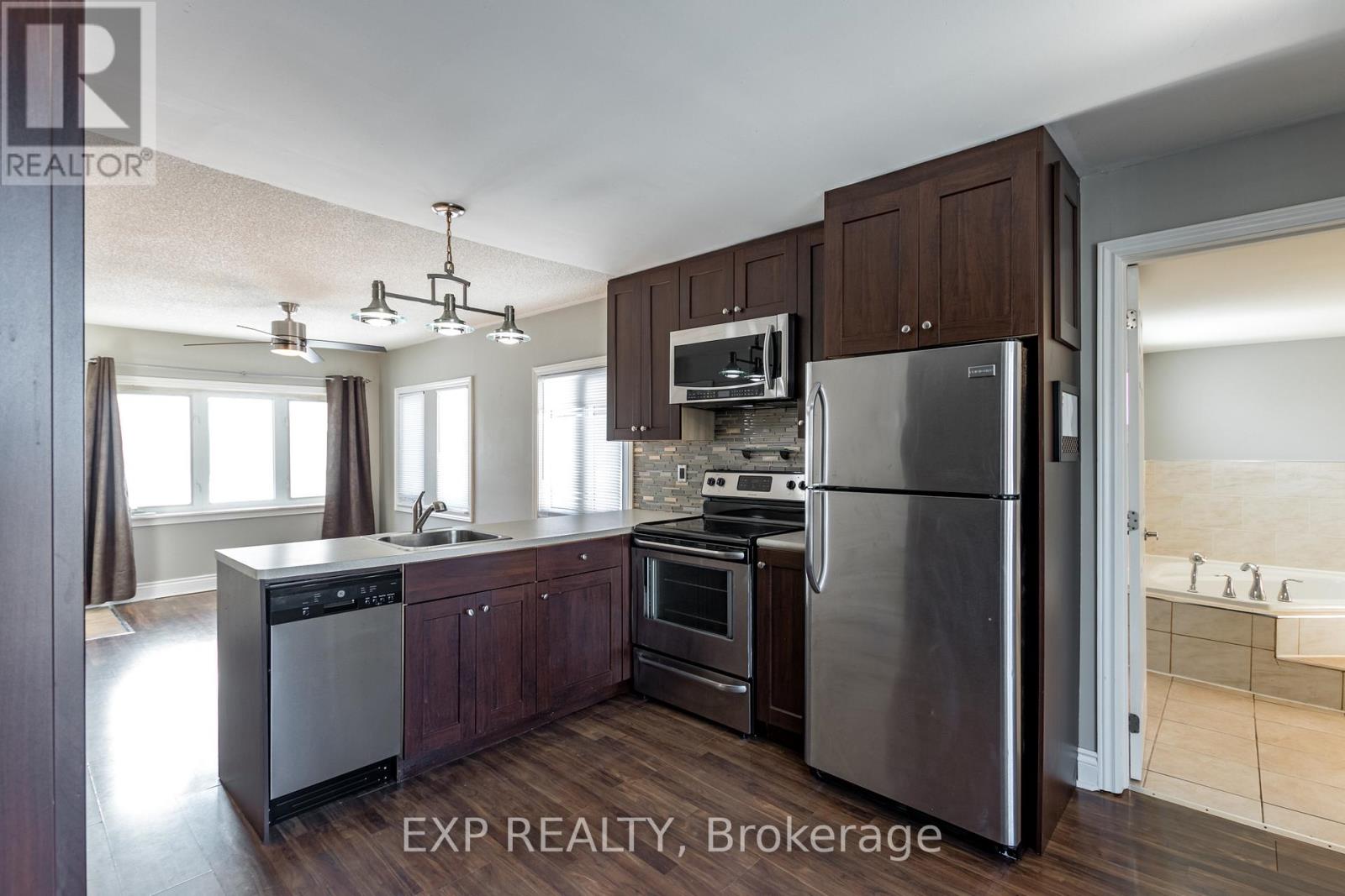 230 Pine Beach Drive, Georgina, Ontario L4P 2V5 - Photo 11 - N12523852