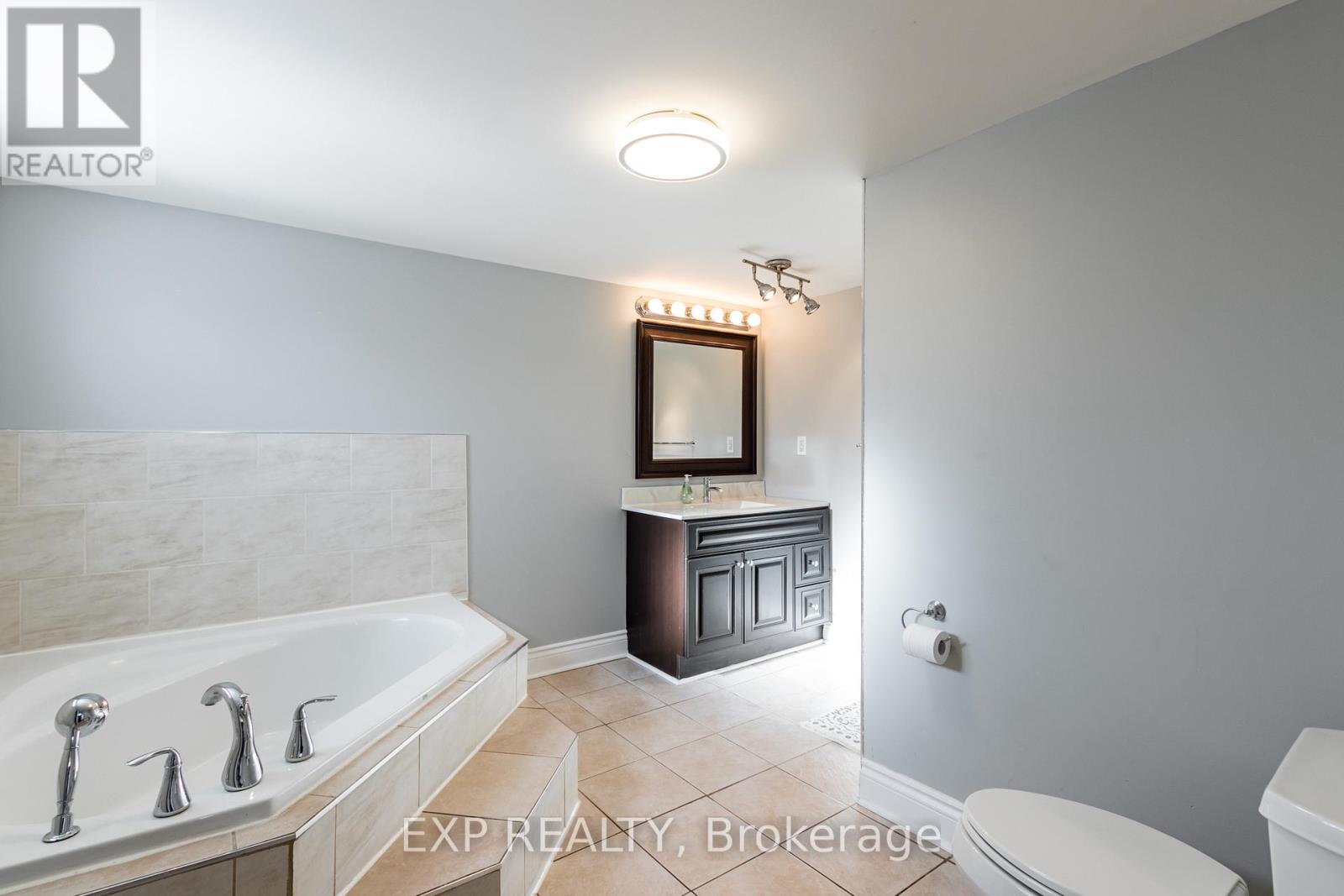 230 Pine Beach Drive, Georgina, Ontario L4P 2V5 - Photo 19 - N12523852