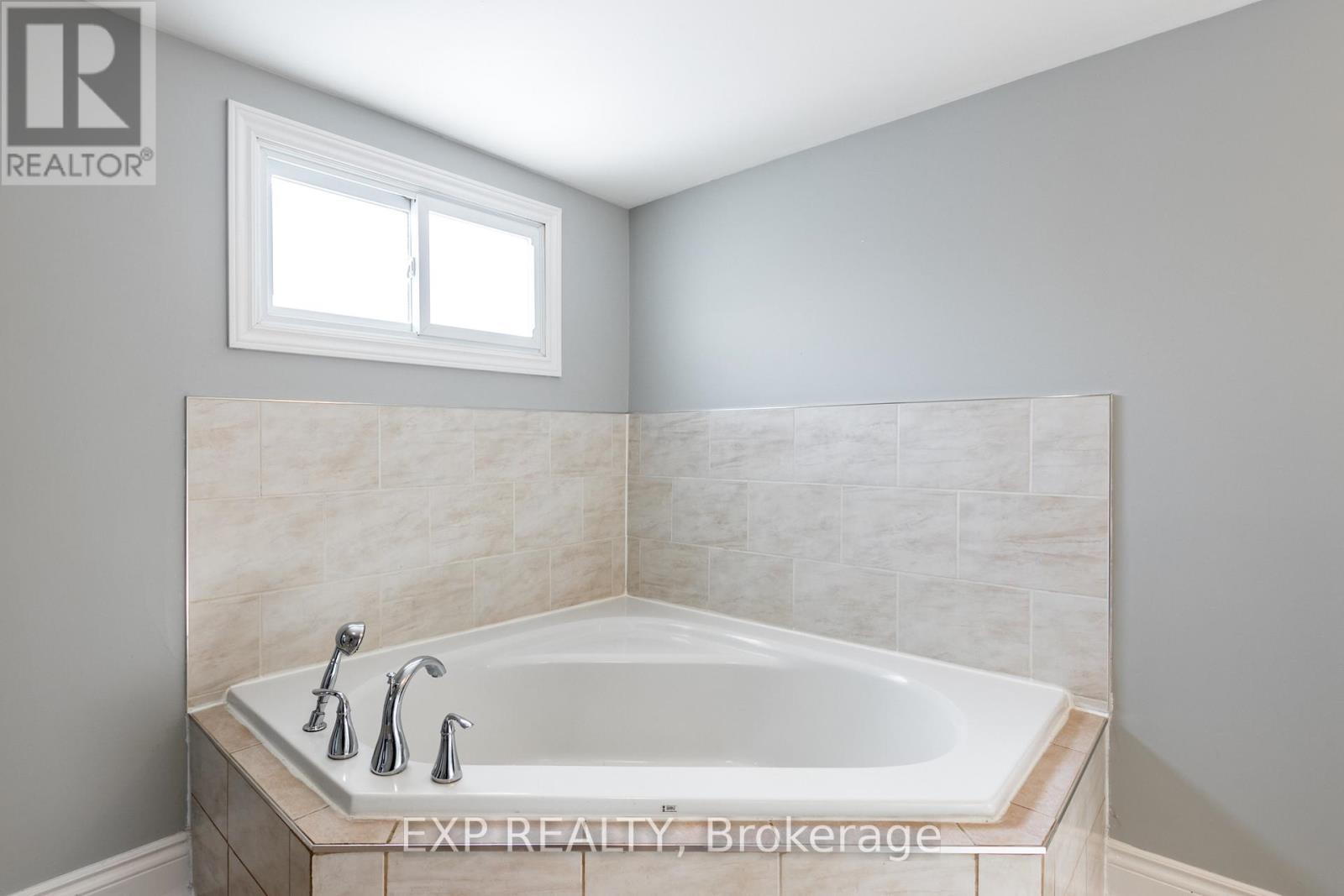 230 Pine Beach Drive, Georgina, Ontario L4P 2V5 - Photo 20 - N12523852