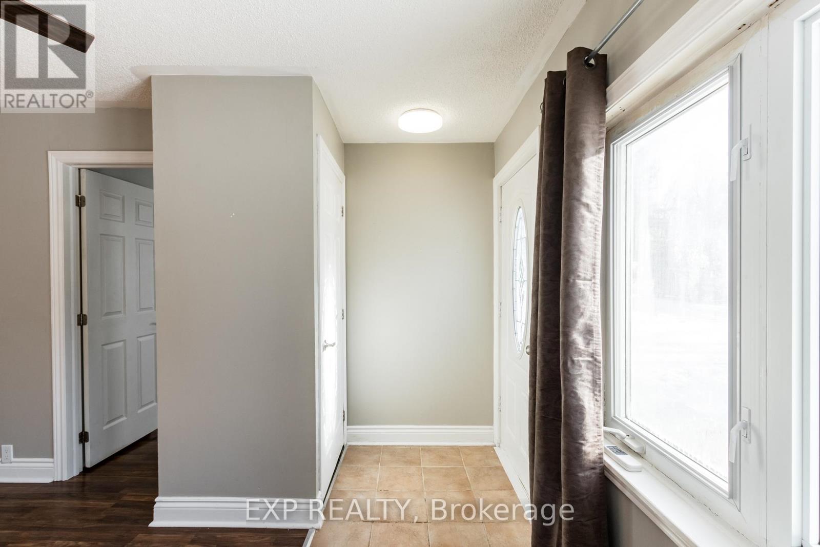 230 Pine Beach Drive, Georgina, Ontario L4P 2V5 - Photo 4 - N12523852