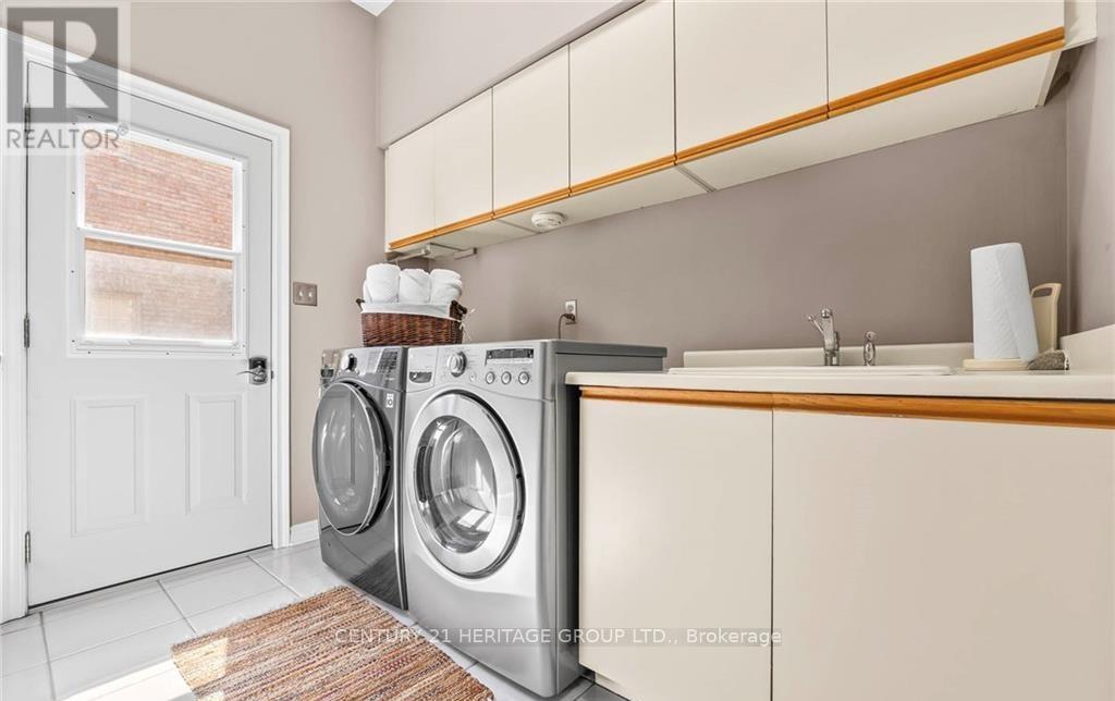 2010 Parklane Crescent, Burlington, Ontario  L7M 3V5 - Photo 15 - W12523840