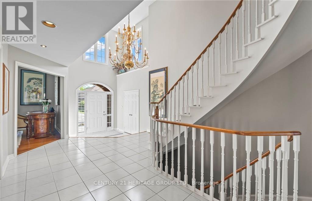 2010 Parklane Crescent, Burlington, Ontario  L7M 3V5 - Photo 3 - W12523840