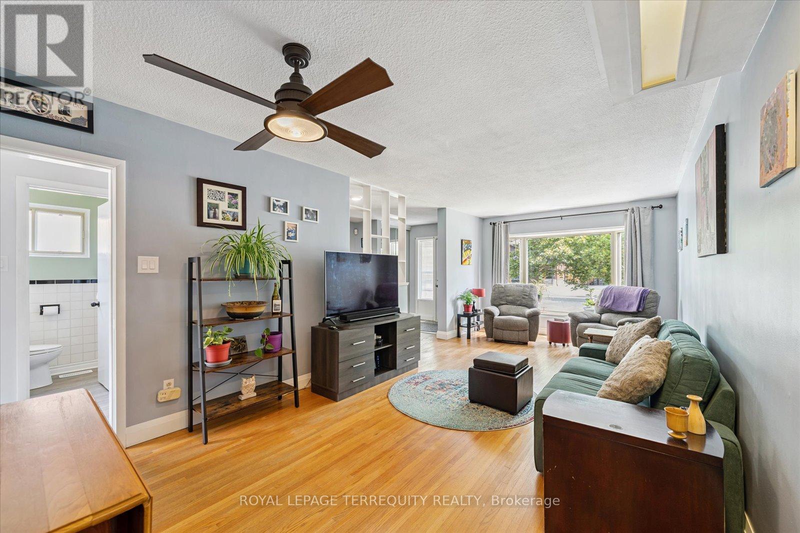 1201 Kingsholm Drive, Mississauga, Ontario  L4Y 2H1 - Photo 9 - W12523478