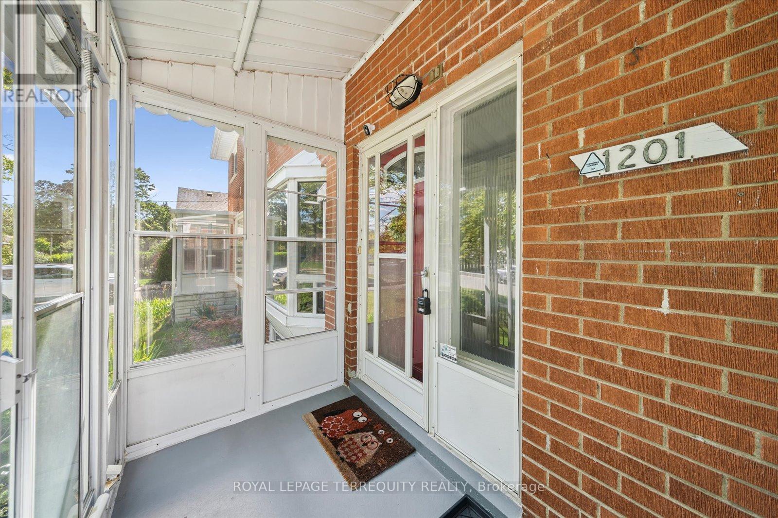 1201 Kingsholm Drive, Mississauga, Ontario  L4Y 2H1 - Photo 4 - W12523478