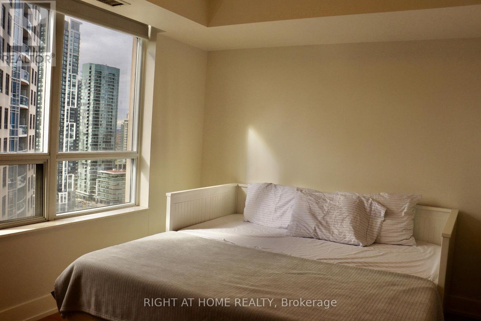 2412 - 310 Burnhamthorpe Road W, Mississauga, Ontario L5B 4P9 - Photo 18 - W12476644