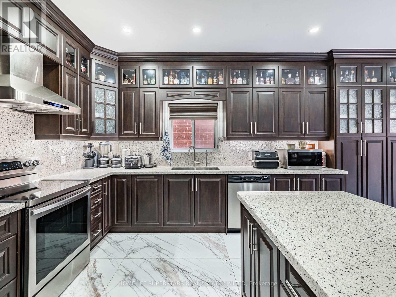 13 Wallaby Way, Brampton, Ontario L6R 3G1 - Photo 13 - W12523972