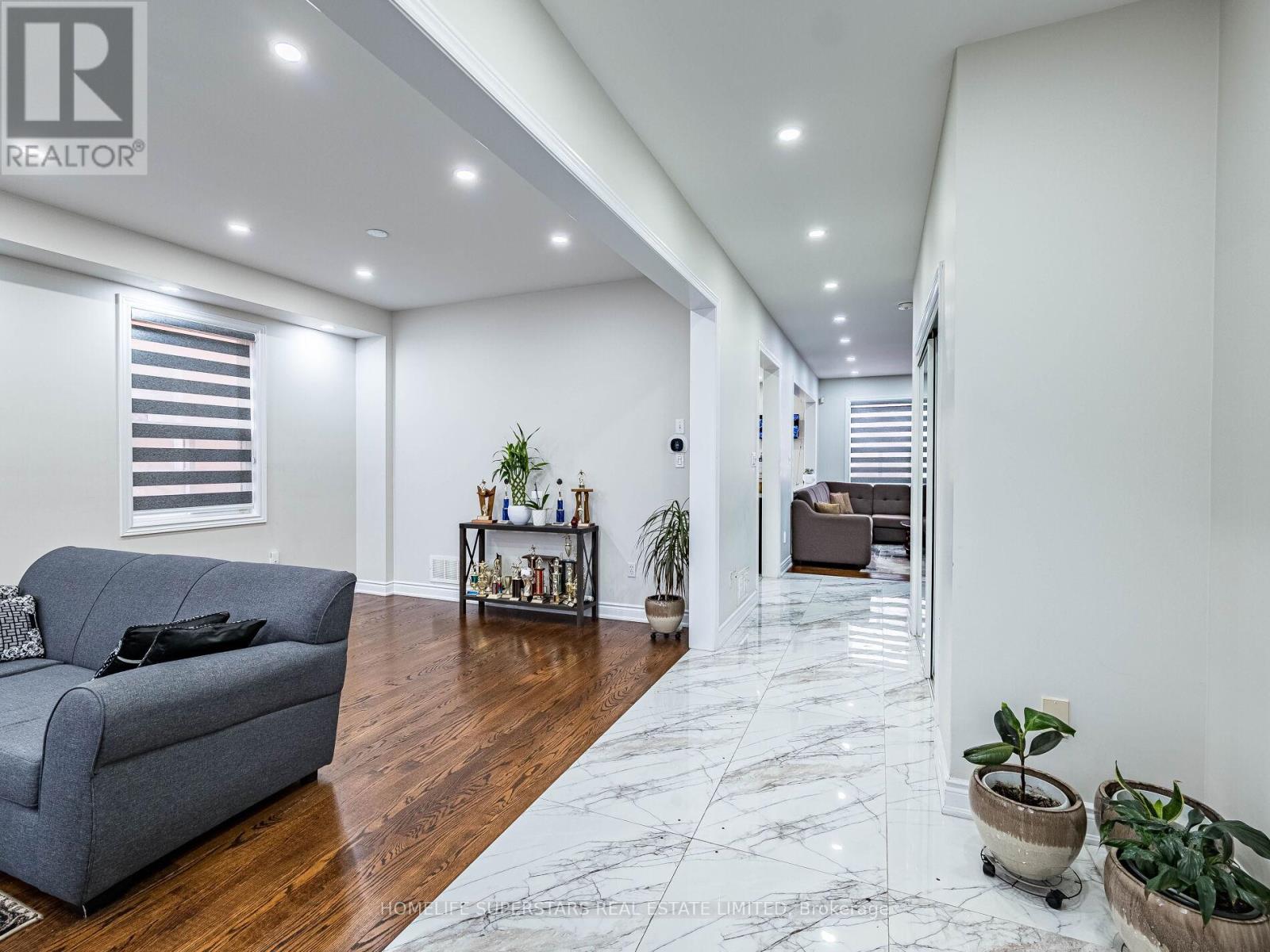 13 Wallaby Way, Brampton, Ontario L6R 3G1 - Photo 3 - W12523972