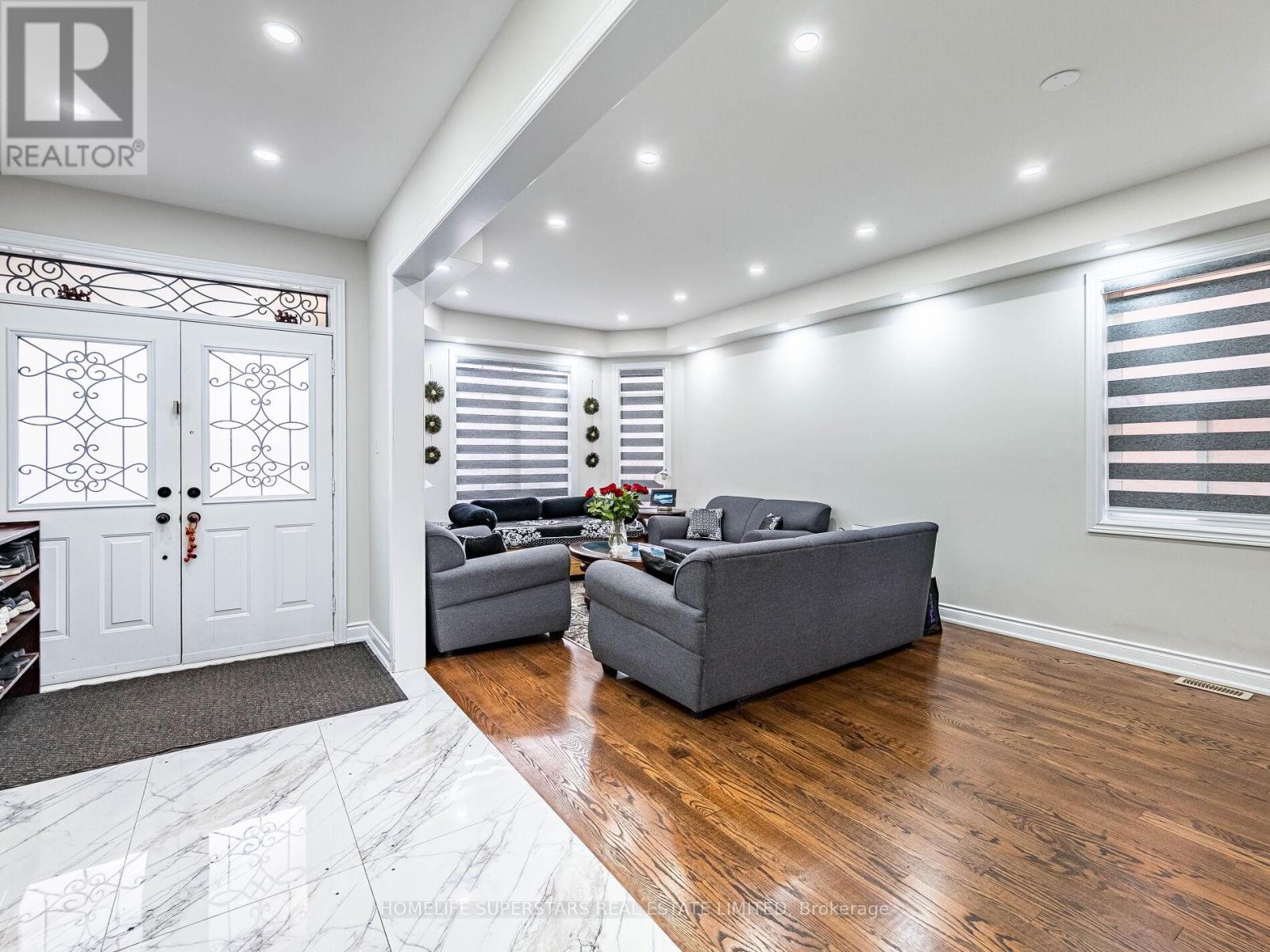 13 Wallaby Way, Brampton, Ontario L6R 3G1 - Photo 4 - W12523972