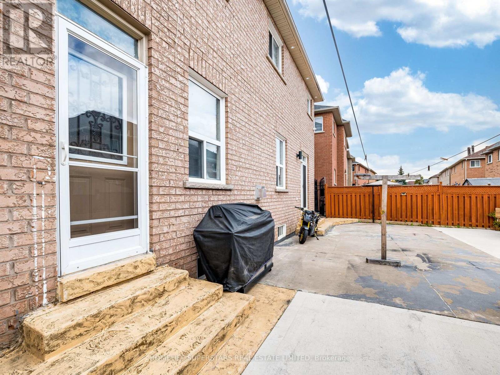 13 Wallaby Way, Brampton, Ontario L6R 3G1 - Photo 46 - W12523972