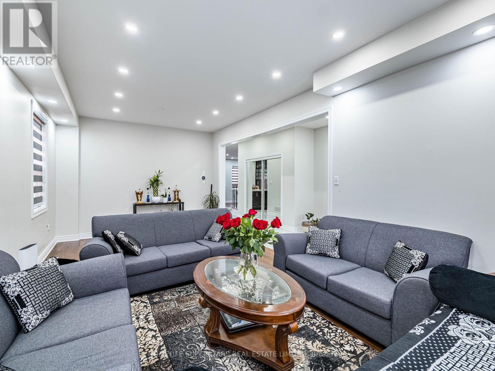 13 Wallaby Way, Brampton, Ontario L6R 3G1 - Photo 6 - W12523972