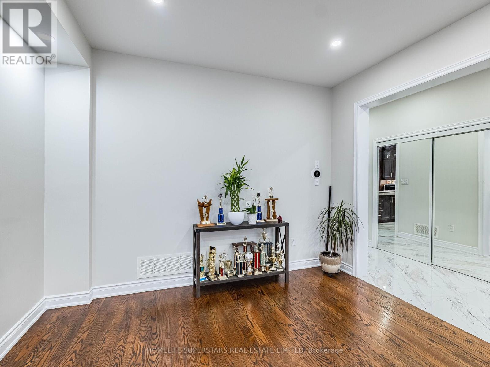 13 Wallaby Way, Brampton, Ontario L6R 3G1 - Photo 7 - W12523972