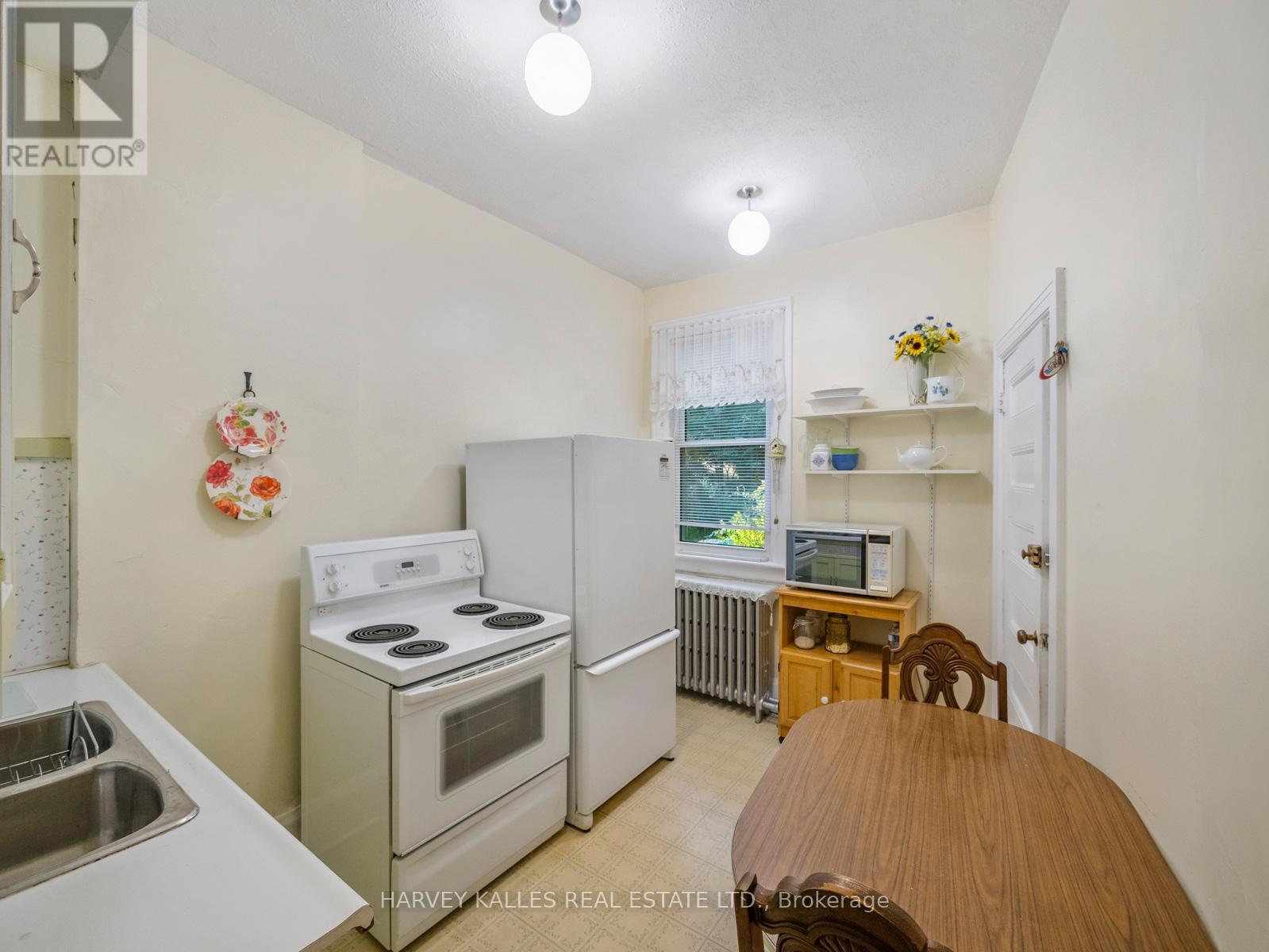 132 Close Avenue, Toronto, Ontario  M6K 2V5 - Photo 15 - W12524112