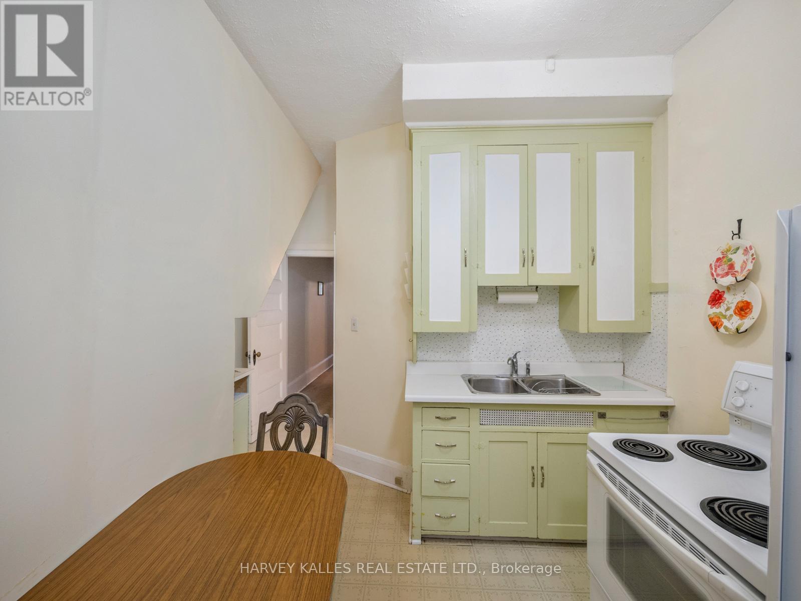 132 Close Avenue, Toronto, Ontario  M6K 2V5 - Photo 17 - W12524112