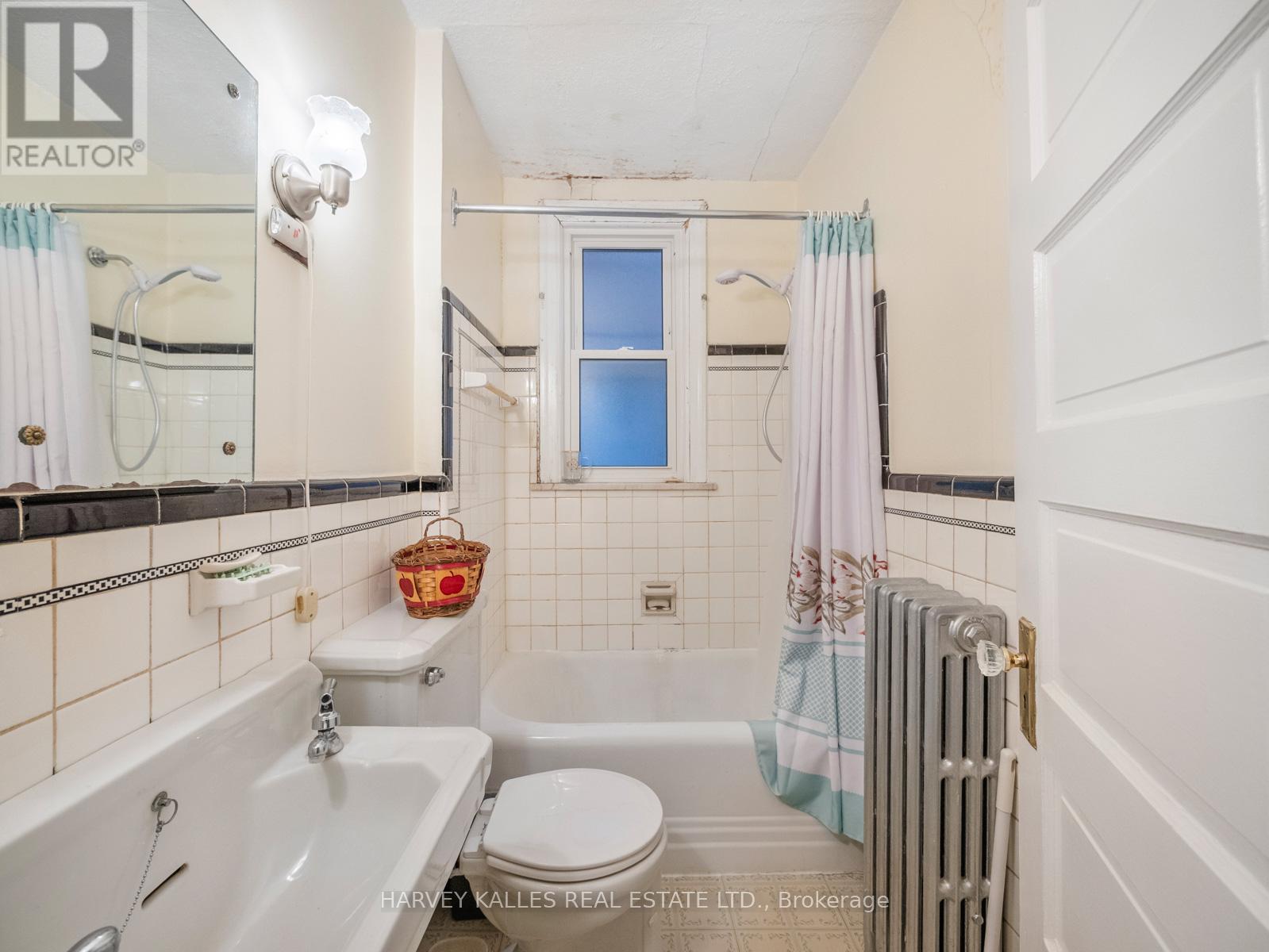 132 Close Avenue, Toronto, Ontario  M6K 2V5 - Photo 18 - W12524112