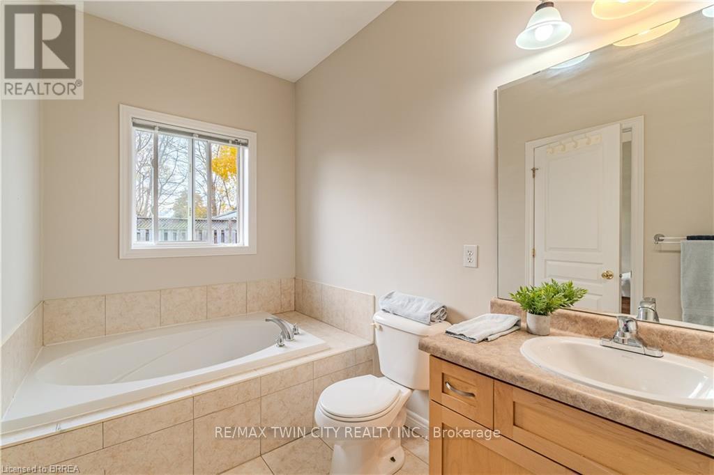 11 Irongate Drive, Brant, Ontario N3L 4G4 - Photo 13 - X12523948