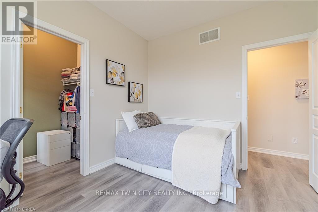 11 Irongate Drive, Brant, Ontario N3L 4G4 - Photo 15 - X12523948