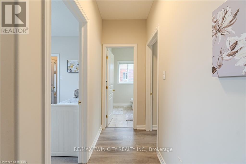 11 Irongate Drive, Brant, Ontario N3L 4G4 - Photo 7 - X12523948