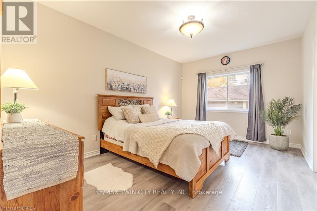 11 Irongate Drive, Brant, Ontario N3L 4G4 - Photo 8 - X12523948