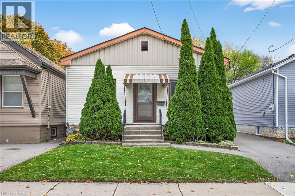 49 EAST 33RD Street, Hamilton, Ontario