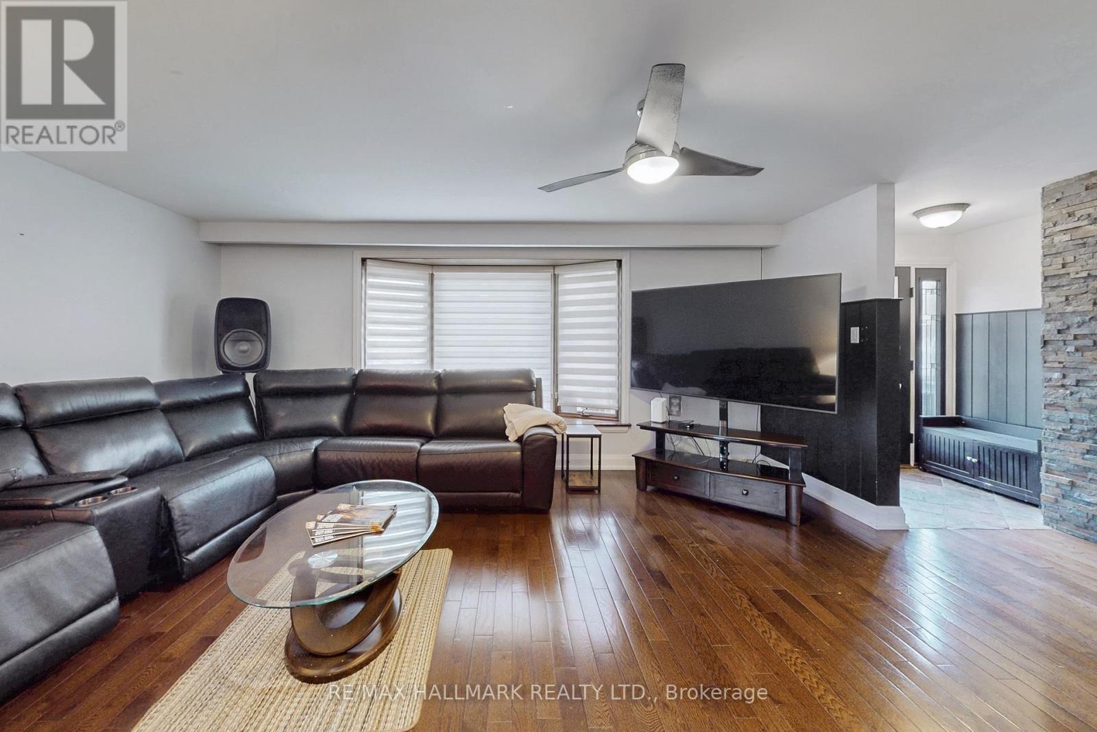 4 Devins Drive, Aurora, Ontario  L4G 2Z1 - Photo 3 - N12524198