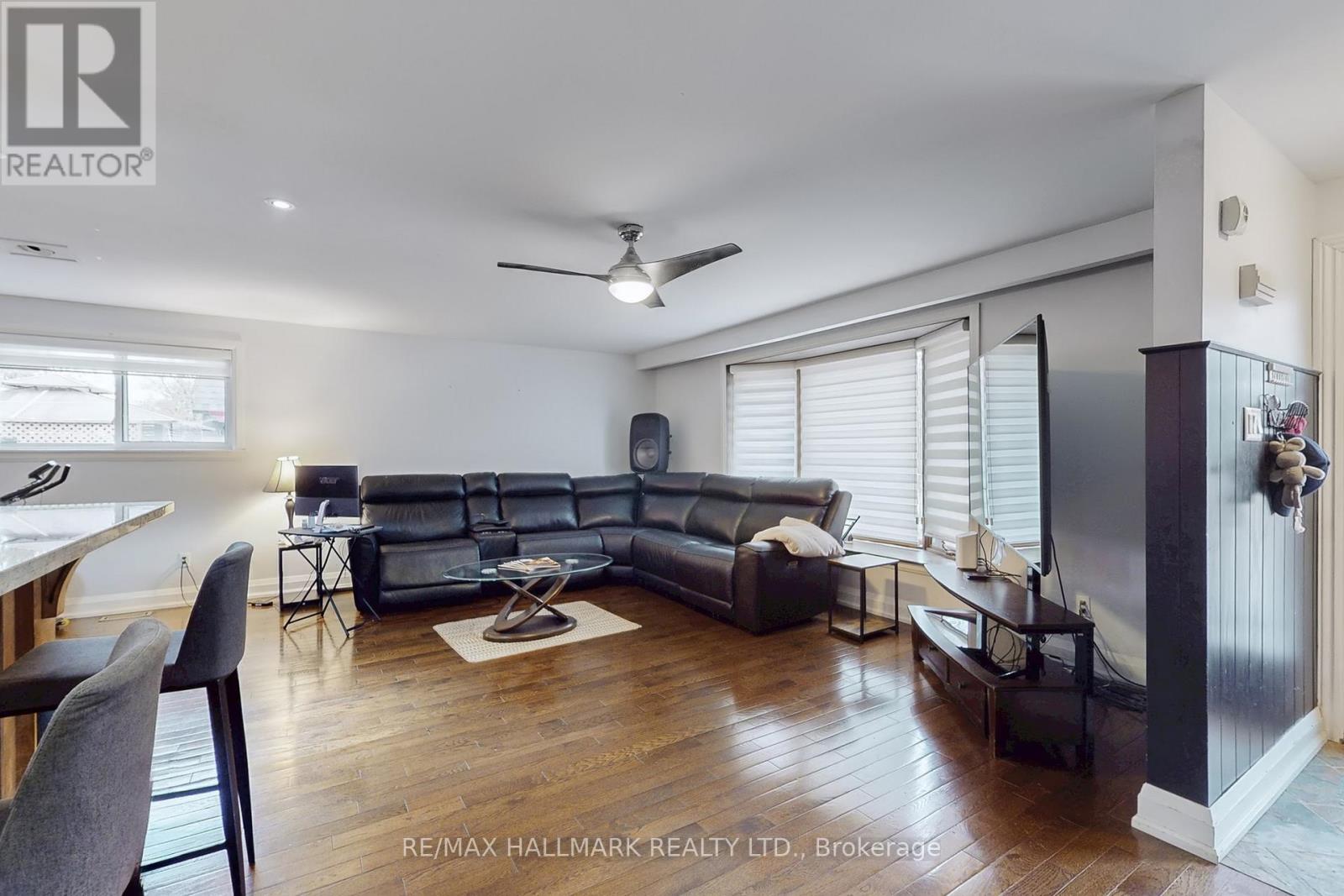 4 Devins Drive, Aurora, Ontario  L4G 2Z1 - Photo 4 - N12524198