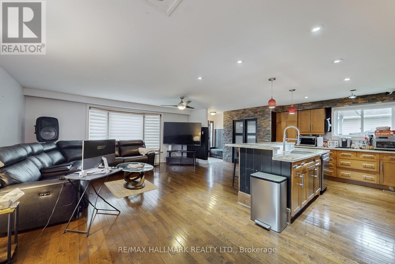 4 Devins Drive, Aurora, Ontario  L4G 2Z1 - Photo 5 - N12524198