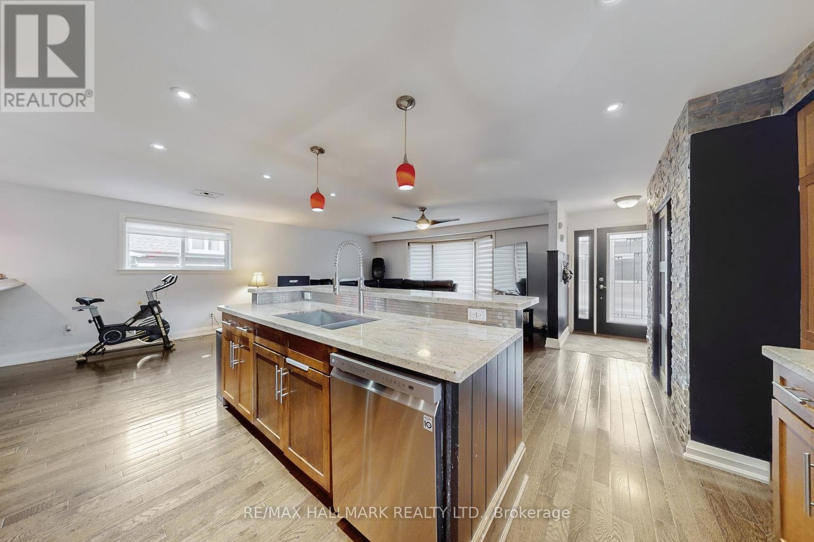 4 Devins Drive, Aurora, Ontario  L4G 2Z1 - Photo 8 - N12524198