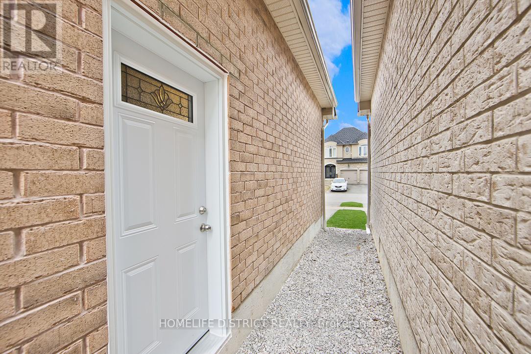 34 Brumstead Drive, Richmond Hill, Ontario  L4E 4Y6 - Photo 2 - N12524230