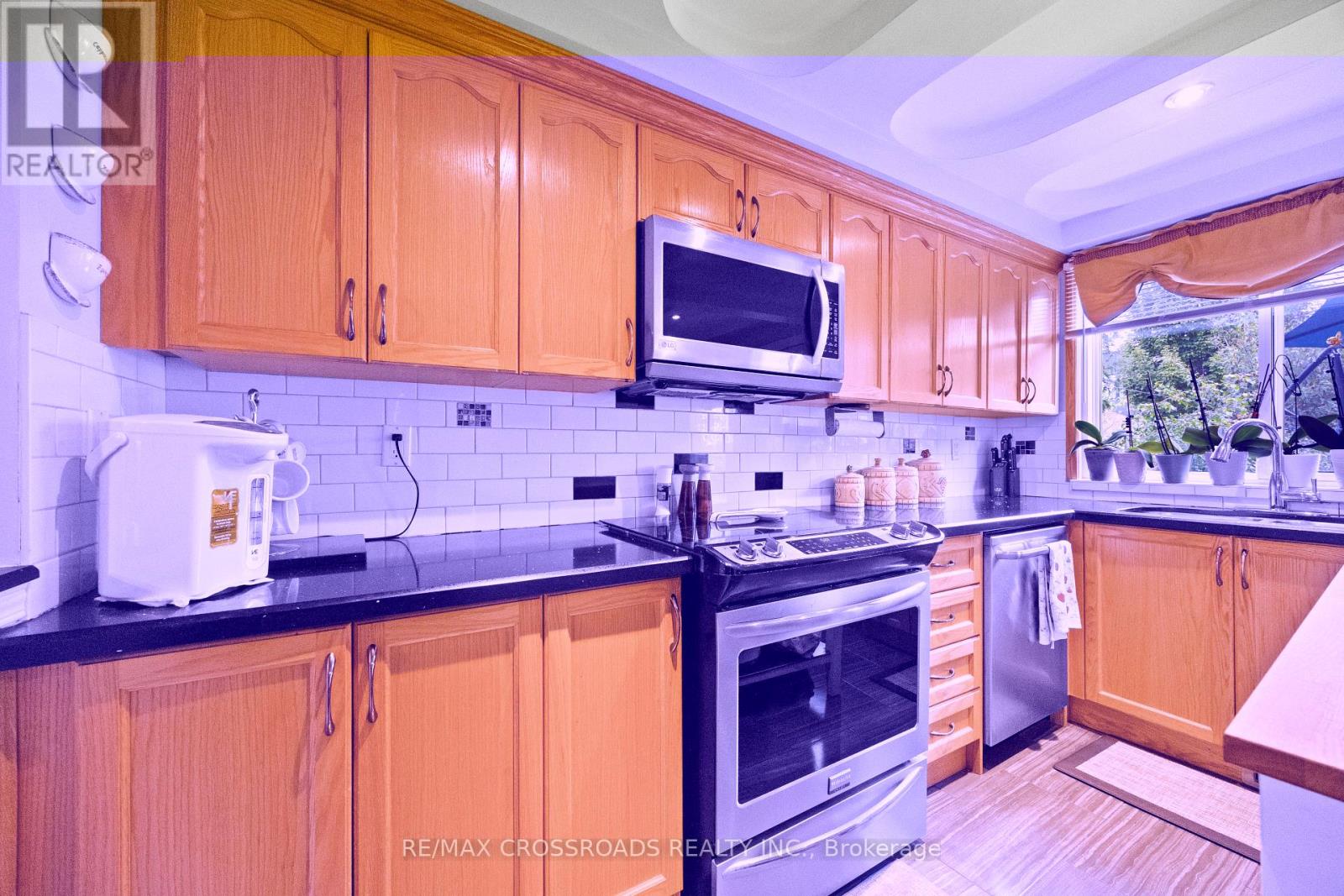 13 Homeview Avenue, Toronto, Ontario  M6N 1S9 - Photo 4 - W12524182