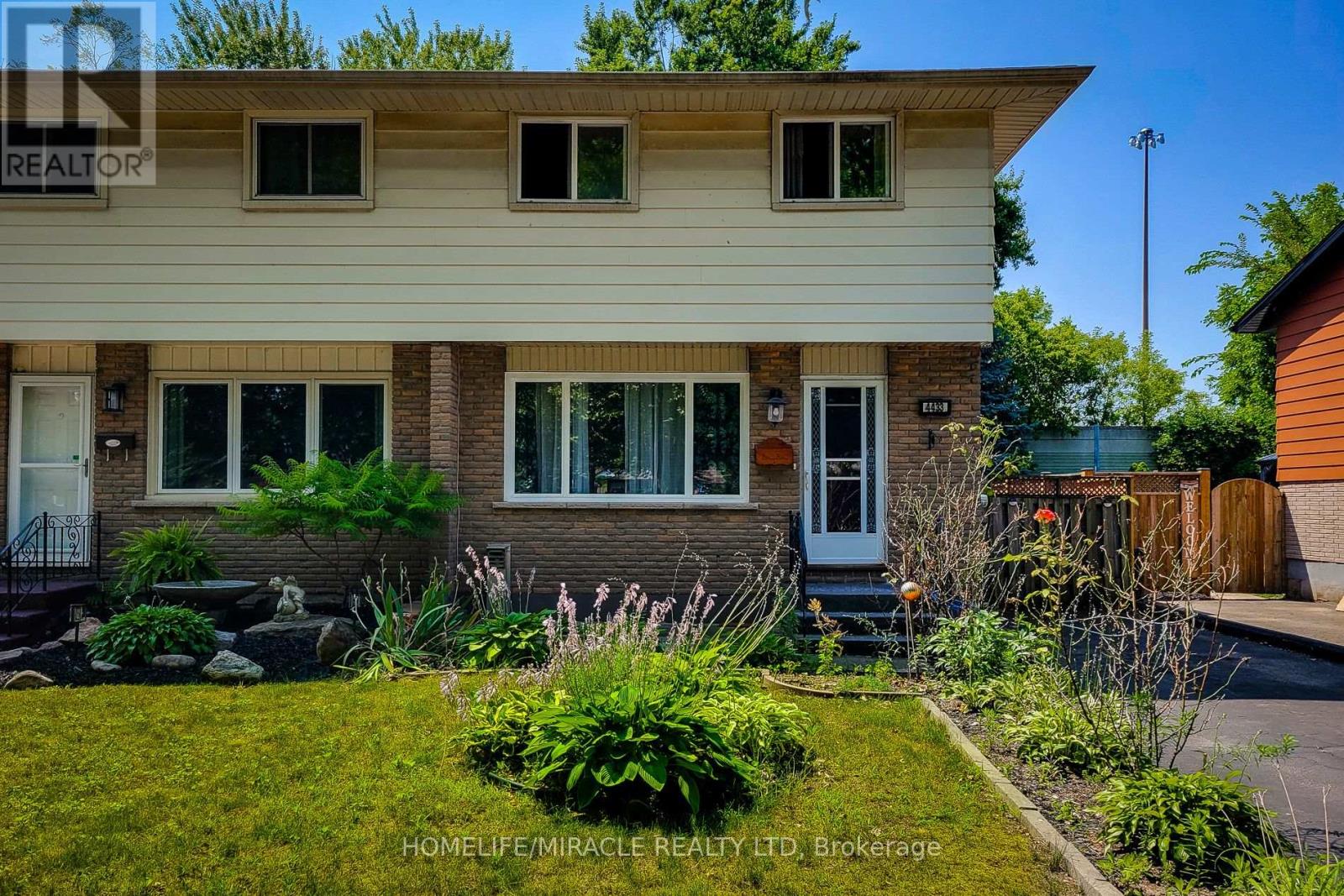 4433 Meadowvale Drive, Niagara Falls, Ontario L2E 5W8 - Photo 2 - X12524168