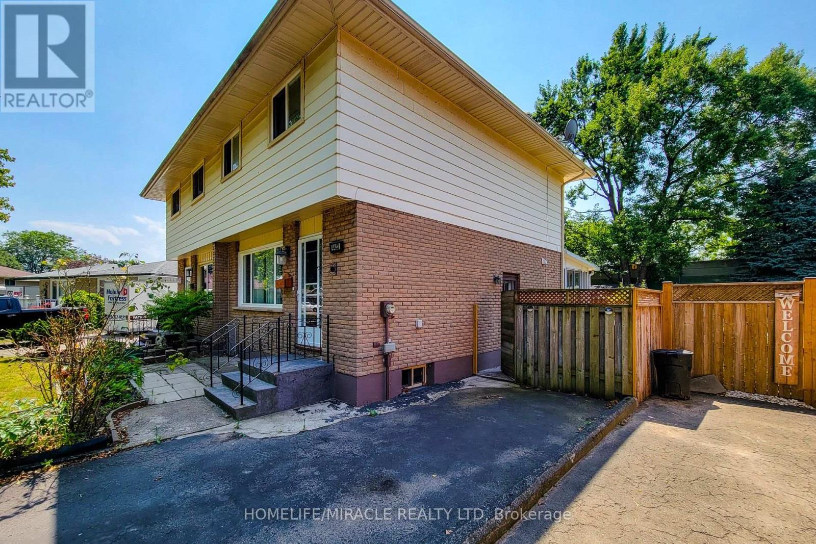 4433 Meadowvale Drive, Niagara Falls, Ontario L2E 5W8 - Photo 3 - X12524168