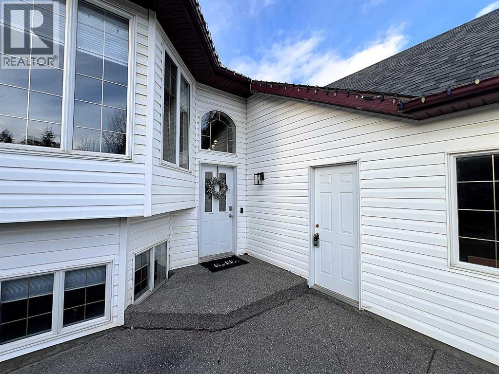 309 Eaton Drive, Hinton, Alberta  T7V 1Y5 - Photo 3 - A2263626