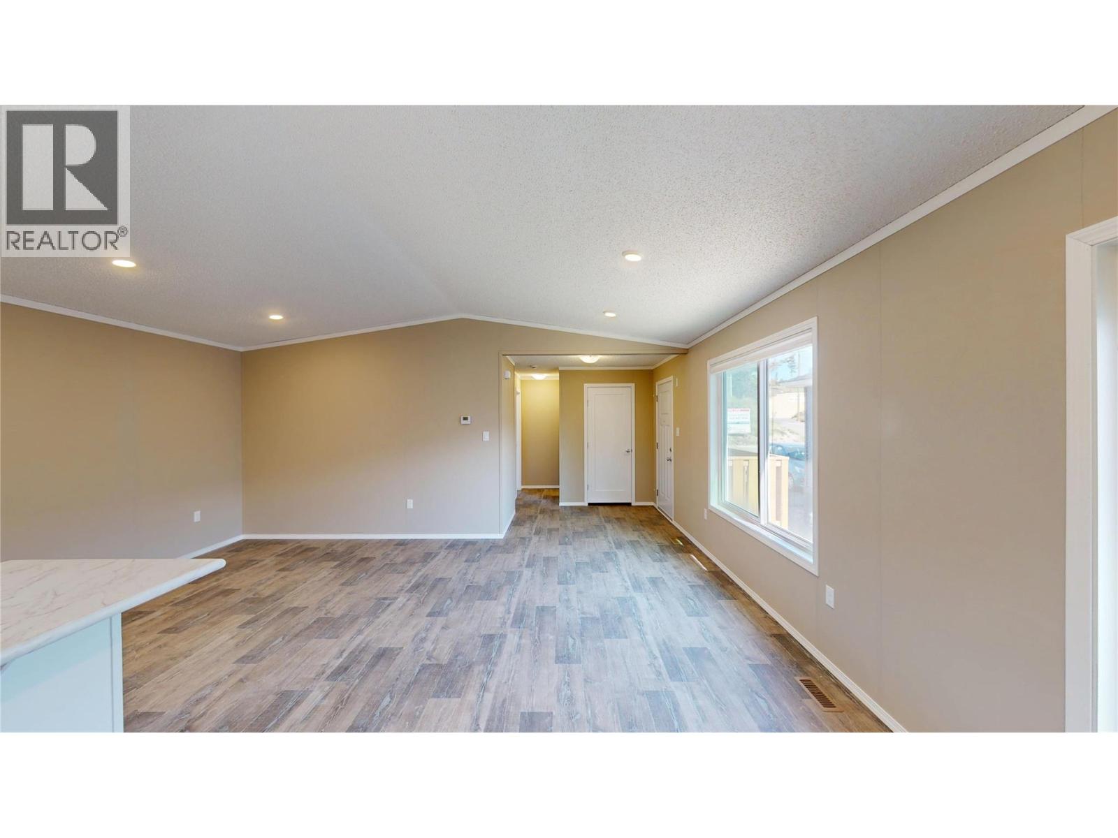 529 Pagurut Avenue W, Cranbrook, British Columbia V1C 0G5 - Photo 5 - 10346917