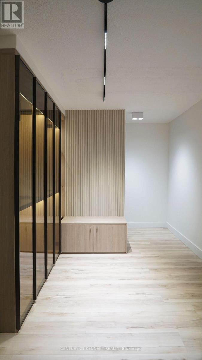 1601 - 3170 Kirwin Avenue S, Mississauga, Ontario  L5A 3R1 - Photo 2 - W12524284