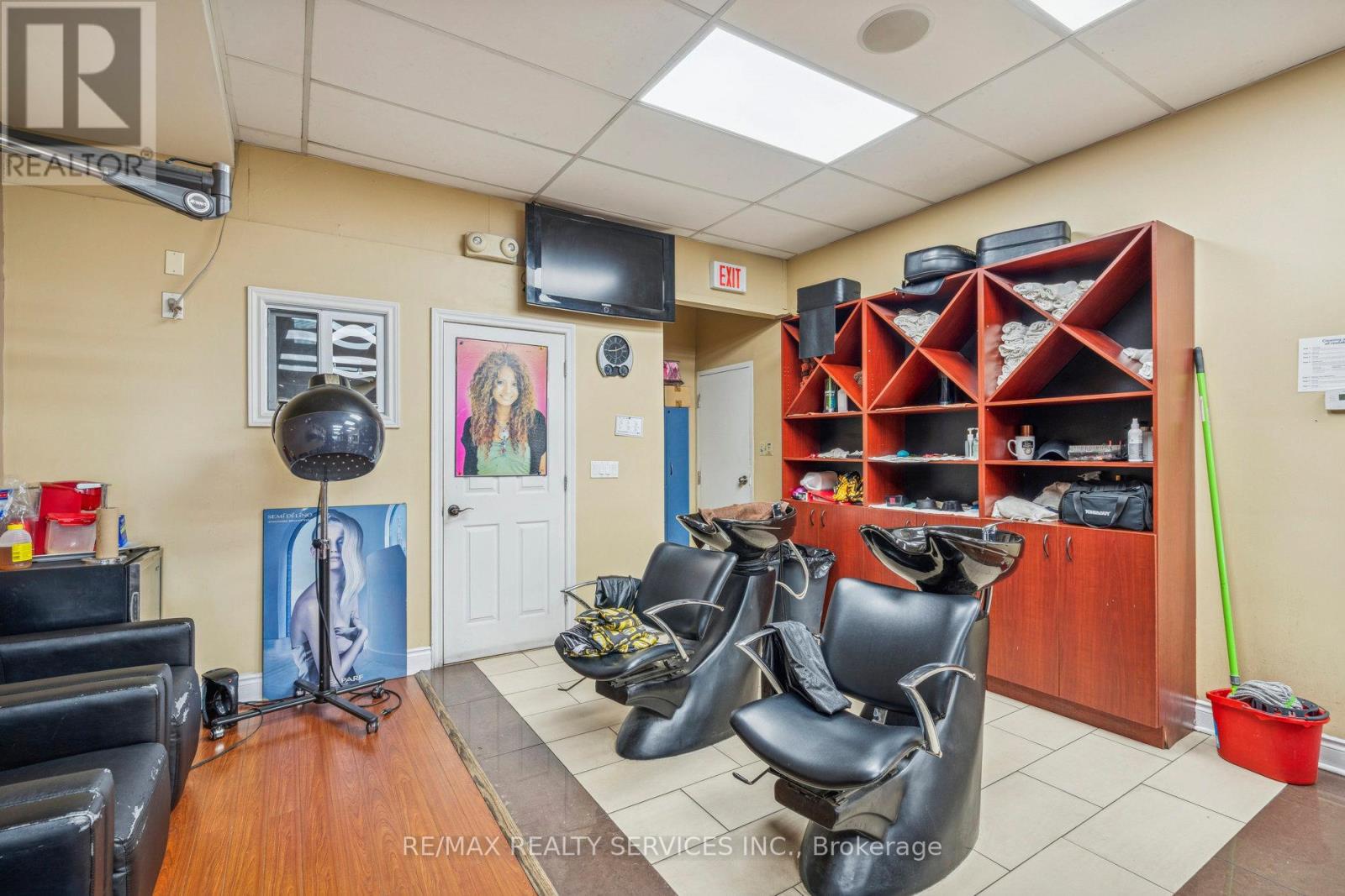 51 Kennedy Road N, Brampton, Ontario  L6V 1X6 - Photo 10 - W12524314