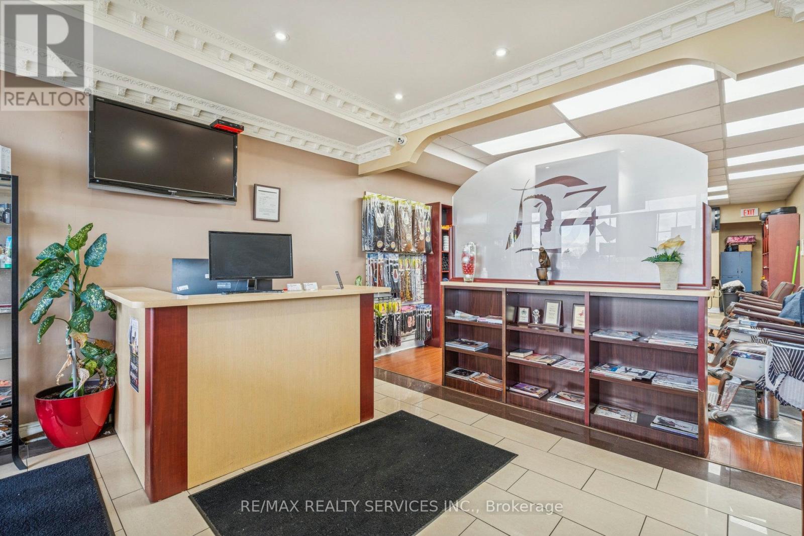 51 Kennedy Road N, Brampton, Ontario  L6V 1X6 - Photo 5 - W12524314