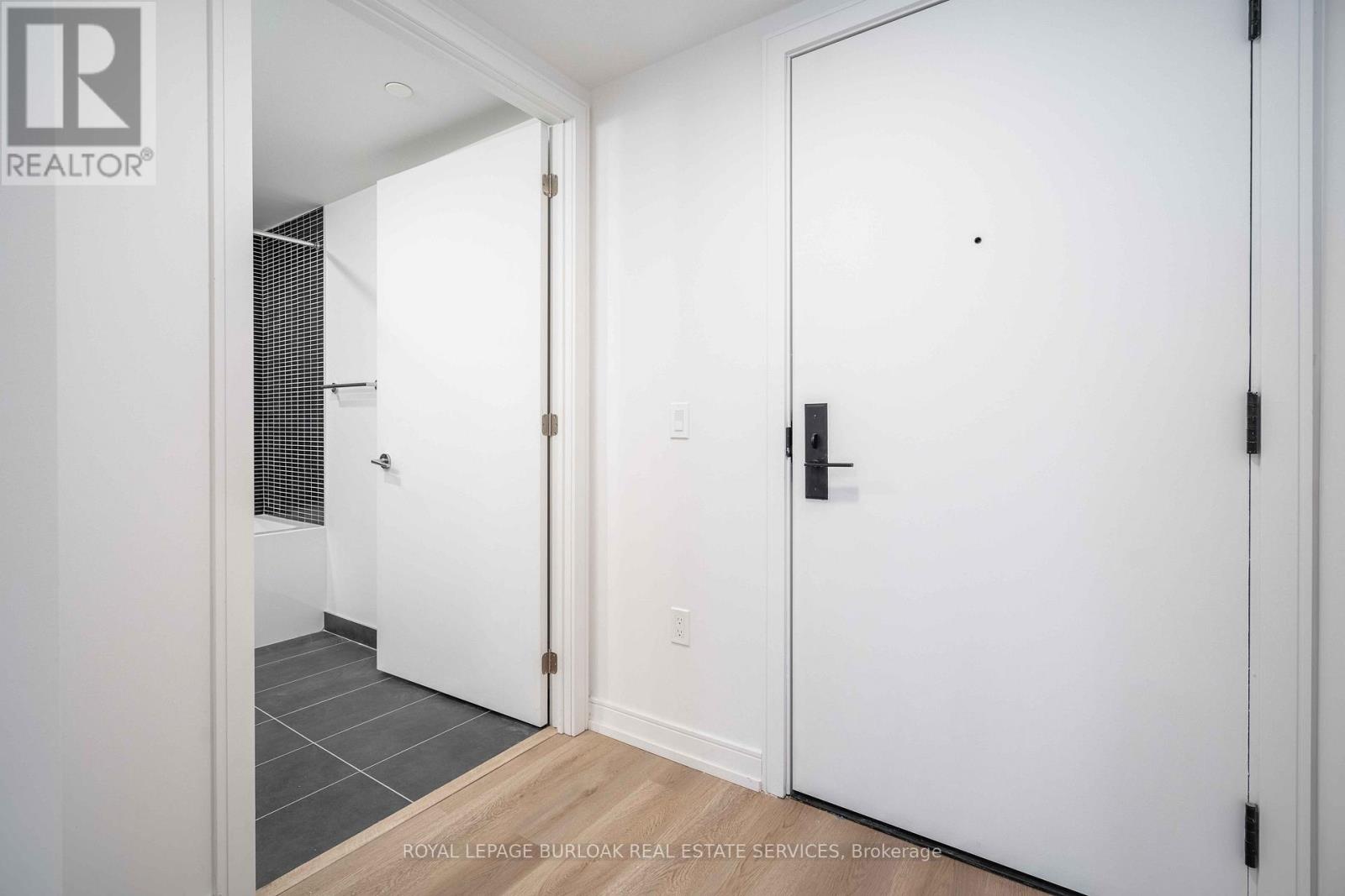 1418 - 1 Jarvis Street, Hamilton, Ontario L8R 3J2 - Photo 2 - X12524250