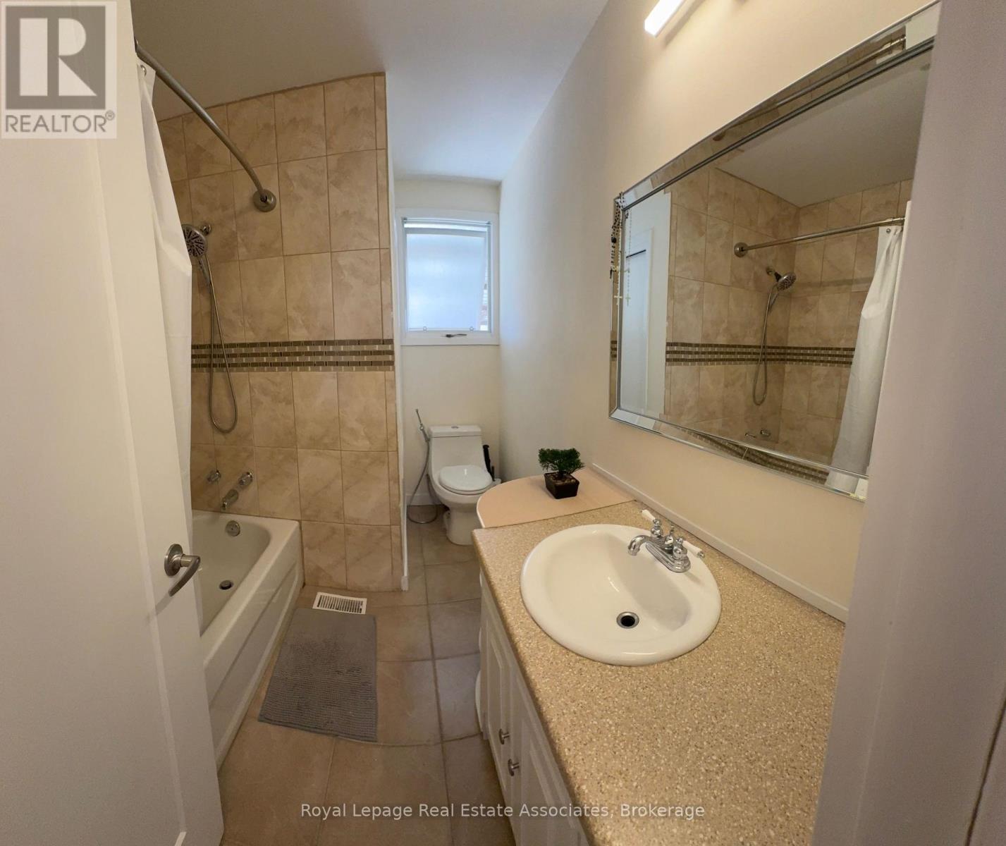 33 Laird Drive, St. Catharines, Ontario  L2P 3E3 - Photo 10 - X12524308