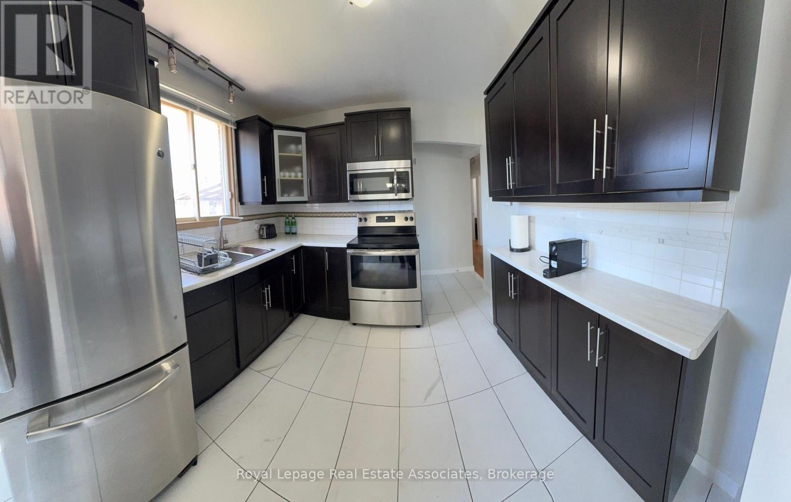 33 Laird Drive, St. Catharines, Ontario  L2P 3E3 - Photo 4 - X12524308