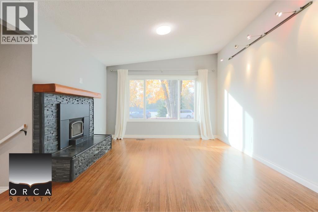 1932 Jones Avenue, North Vancouver, British Columbia  V7M 2W5 - Photo 2 - R3065858