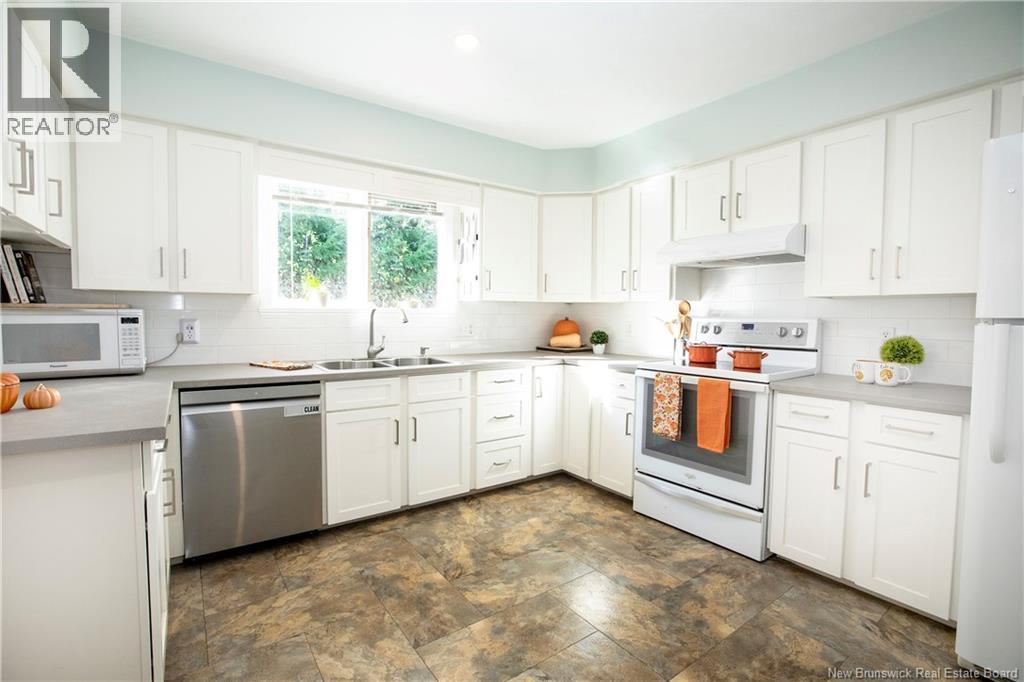 27 Stoneybrook Crescent, Fredericton, New Brunswick  E3B 6Y2 - Photo 5 - NB129828