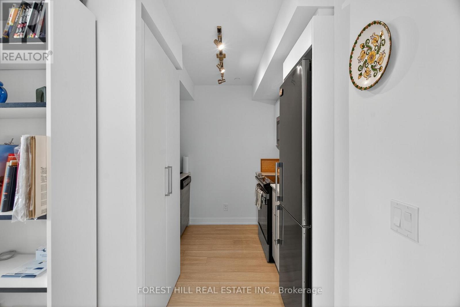 1204 - 30 Tretti Way, Toronto, Ontario  M3H 0E3 - Photo 7 - C12524420