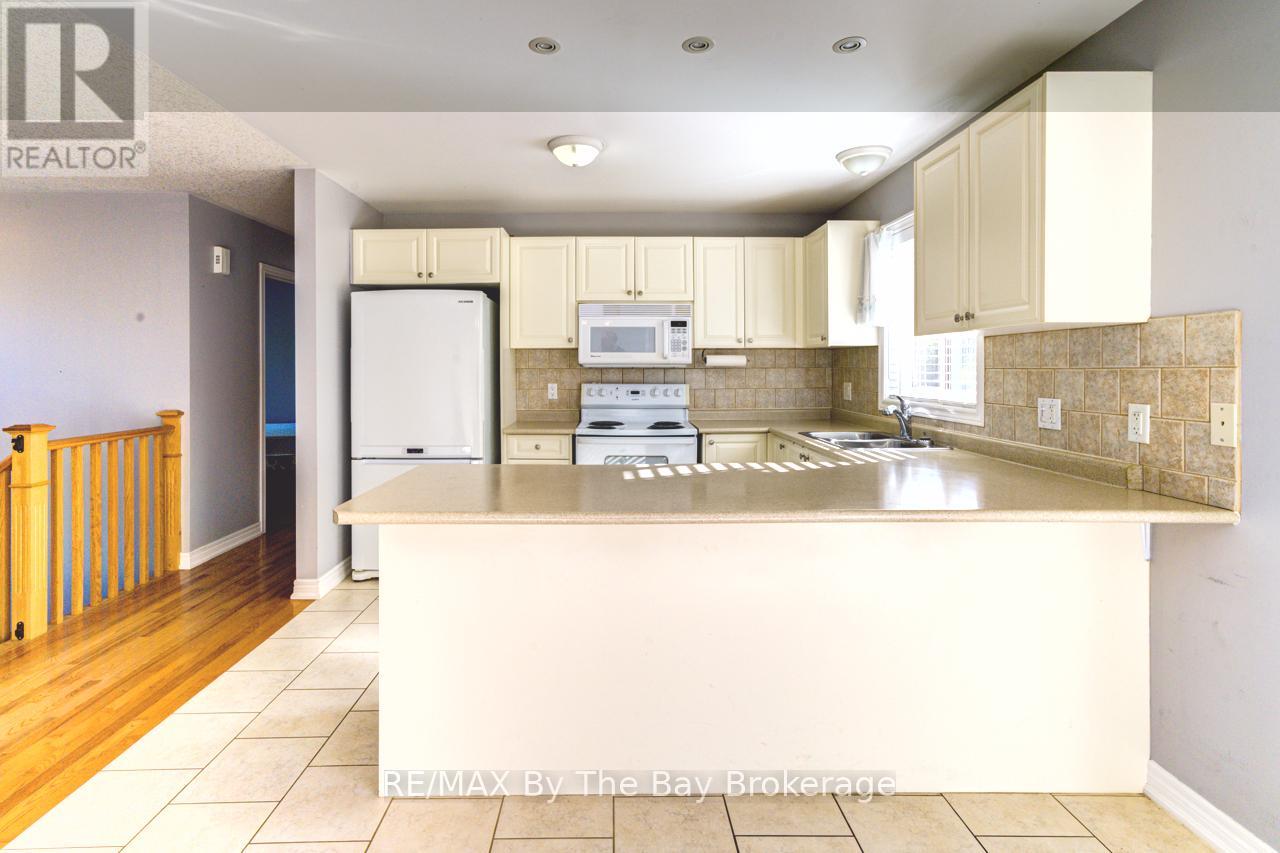 45 William Avenue, Wasaga Beach, Ontario  L9Z 2X3 - Photo 10 - S12524496